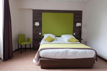 Logis Hotel Du Parc Restaurant   Le Rouget De Lisle