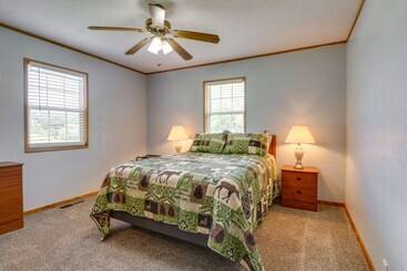 بيت ريفى Charming Kaw Lake Country Home W/ Game Room!