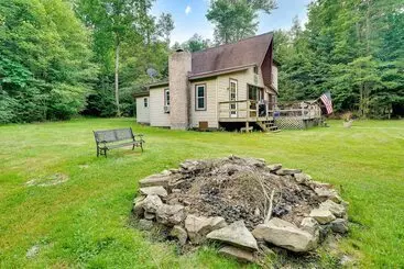 Mökkimajoitus Cozy Pennsylvania Abode W/ Porch, Grill & Fire Pit