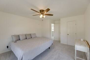 Dom wiejski Elgin Retreat At Charming Country Cabin!