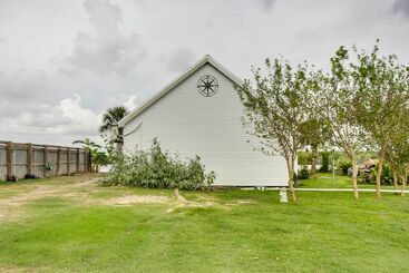 Mökkimajoitus Golden Meadow Getaway: Waterfront Retreat W/ Deck