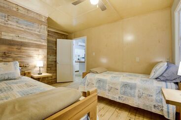 별장 Golden Meadow Getaway: Waterfront Retreat W/ Deck