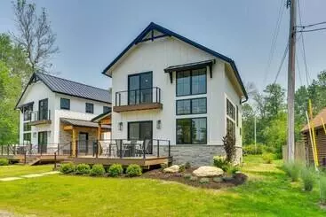 Mökkimajoitus Modern Lake Ontario Escape W/ Beach Access!