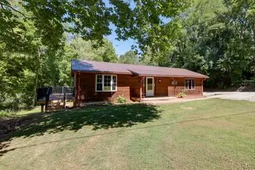 Mökkimajoitus Riverfront Covington Cabin W/ Deck & Fire Pit!