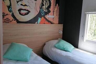 Отель Kyriad Direct Martigues