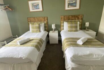 Pensió Number 19 Guest House 4 Miles From Barrow In Furness 1 Mile From Safari Zoo