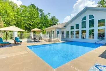 コテージ 10 Acre Lakefront Home W/ Pool, Hot Tub & Dock!