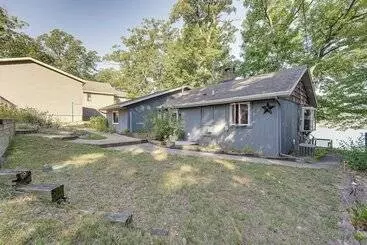 Mökkimajoitus Delton Oasis Retreat W/ Lake Views & Deck!