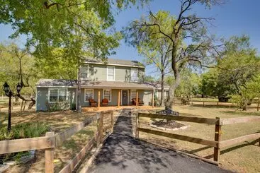 コテージ Gorgeous Royse City Retreat W/ Front Porch & Pond!