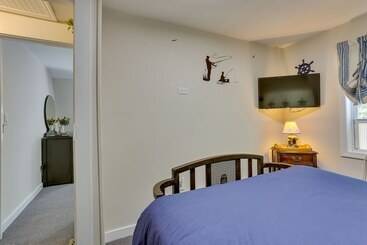 קוטג'' Huguenot Retreat W/ Screened Porch & Lake Access!