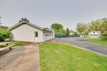 Hus på landet Pistakee Lake Estate W/ Boat Dock & Launch!