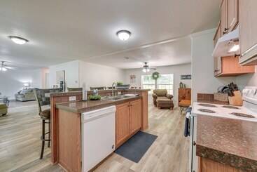 بيت ريفى Fire Pit & Stunning Lake Views: Shell Knob Home!