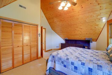 بيت ريفى Piney Creek Cabin W/ Deck, Grill & Mountain Views!