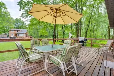 Mökkimajoitus Pocono Lake Cabin   Walk To Arrowhead Lake!