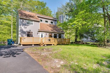 کلبه Poconos Vacation Rental W/ Pool & Beach Access!