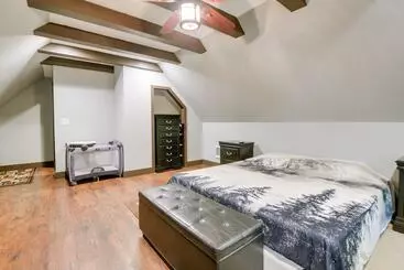 Quaint Naples Cottage: Walk To Trickey Pond & Cove