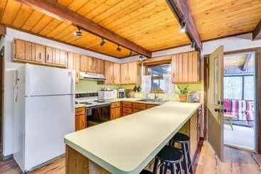 Mökkimajoitus Traditional Blakeslee Chalet: Deck & Lake Access!