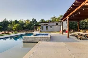 Mökkimajoitus ~ 11 Mi To Lake Whitney: Tree Lined Cabin W/ Deck