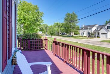 Dom wiejski Vermilion Home   Walk To Main Street Beach!