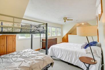 קוטג'' Waterfront Gray Home W/ Furnished Deck & Fire Pit!