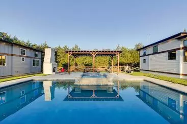 Mökkimajoitus Shared Outdoor Pool & Hot Tub: Whitney Retreat!