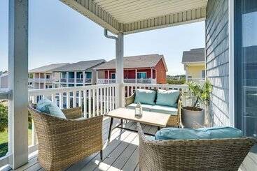 Сельский дом Carolina Beach Lakefront House: Walk To Beach!