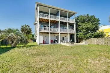 コテージ Carolina Beach Lakefront House: Walk To Beach!