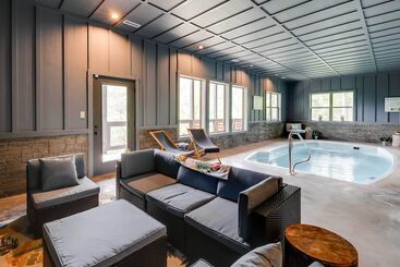 コテージ Cobbly Nob Resort Cabin: Hot Tub, Pool & Views!