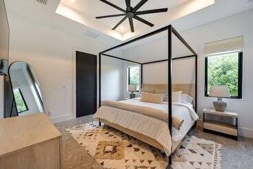 بيت ريفى Contemporary Naples Home W/ Outdoor Kitchen & Pool