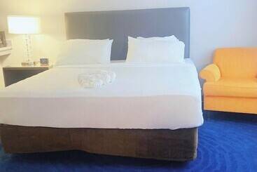 בית מלון כפרי Illini Inn & Suites