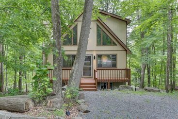Hus på landet Lake Ariel Vacation Rental: Screened Porch & Grill