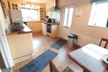 Lovely 2 Bed Cottage In Pencarreg