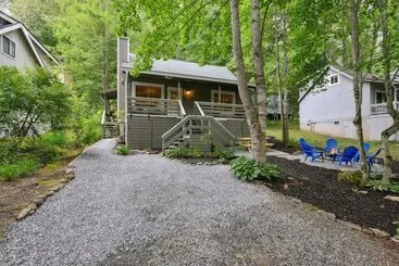 Mökkimajoitus Maggie Valley Mountain Escape W/ Fire Pit & Deck