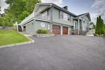 Mökkimajoitus New Fairfield Vacation Rental W/ Lake Views!