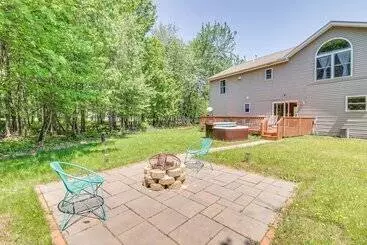 Mökkimajoitus Pennsylvania Escape W/ Hot Tub, Fire Pit & Deck!