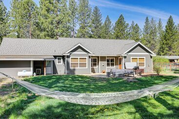 Hus på landet Pet Friendly Oregon Retreat W/ Patio & Hot Tub!