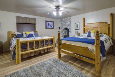 コテージ Remote Cedar City Cabin W/ Deck, Views, Fireplaces