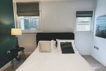 اقامتگاه Stunning Victorian Mansion Apartment