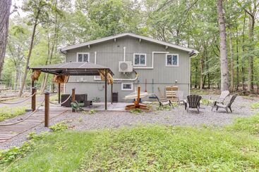 Mökkimajoitus East Stroudsburg Home Near Skiing & Del Water Gap!