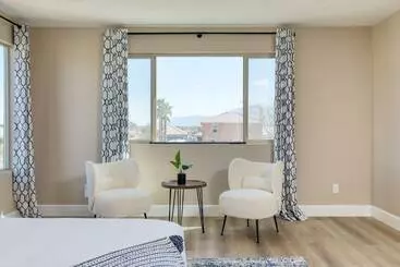 Mökkimajoitus Desert Eden By Avantstay 6br W/ Ensuite Backyard Oasis W/ Pool & Hot Tub!