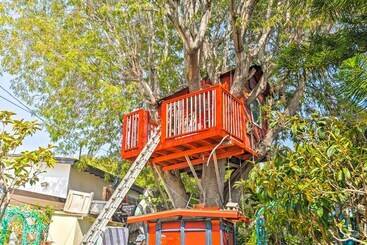 Flower Garden Cottage W/ Treehouse & Waterfall By Redawning