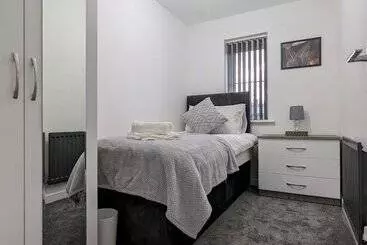 Residência Burnley   4 Bedroom House   Sleeps 6   Parking   Clariturf