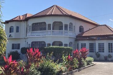 تختخواب و صبحانه Pearly Ron