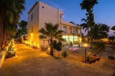 ホテル Gharial Bagh Resort
