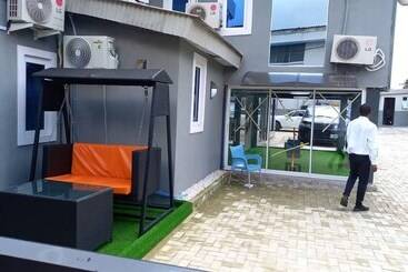 هتل Glandov Suites And Apartment