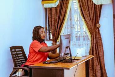 Aparthotel Lugbe Guest House By Select On Airport Rd, 3rooms, 3 King Sized Beds