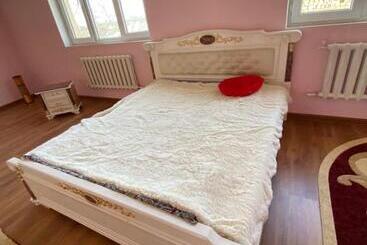 Pensão 2х этажный бежевый жилой дом