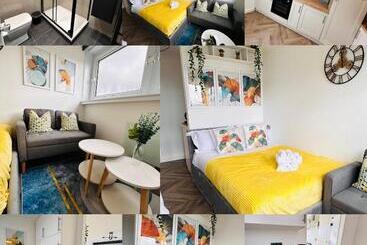 Pansiyon Private Room In Modern Shared Apartment, Each With Kitchenette, Central Birmingham