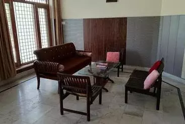 ペンション Royal Oaks Guest House