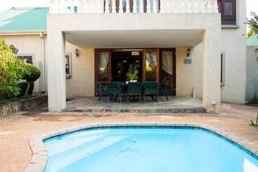 Hotel Candlewoods Guesthouse